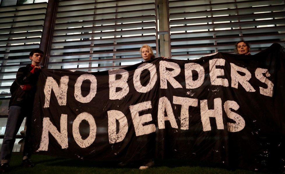 Lidé zorganizovali demonstraci proti brutálnímu vraždění migrantů