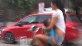 Číňanka zvládla za jízdy na mopedu kojit, ale místní policii se to nelíbilo