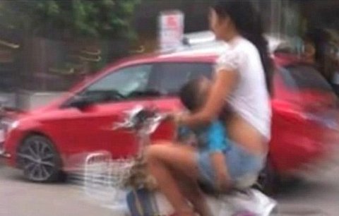 Při jízdě se mimino nekrmí: Ženu zatkli za kojení na mopedu!