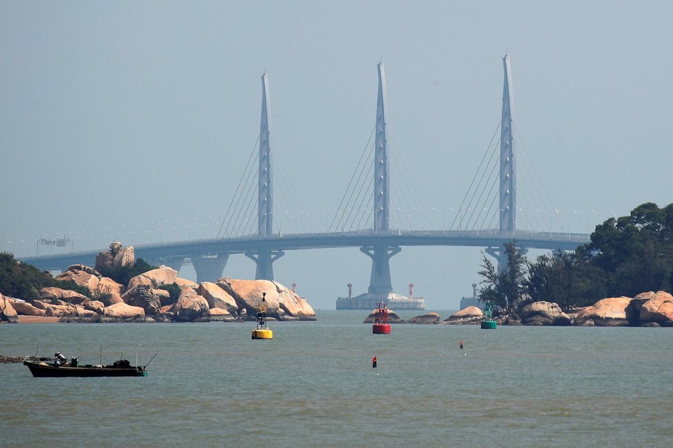 V úterý 23. 10.  bude po několika odkladech oficiálně otevřen 55 kilometrů dlouhý most spojující čínská území Hongkong, Macao a město Ču-chaj v pevninské Číně. Jde o nejdelší mostní konstrukci vedoucí přes moře.