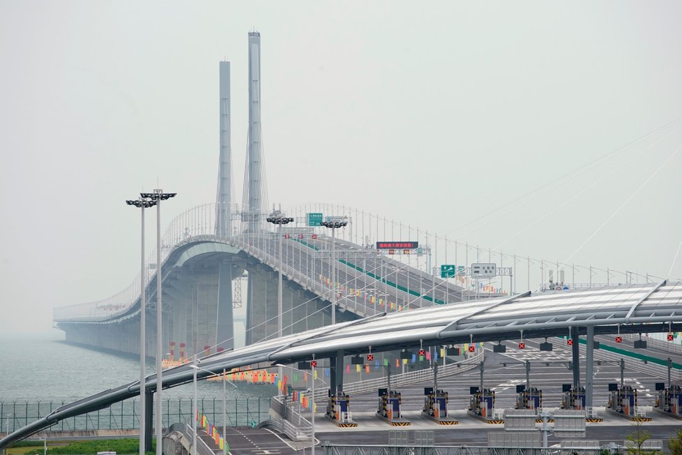 Si Ťin-pching otevřel obří most na jihu Číny.