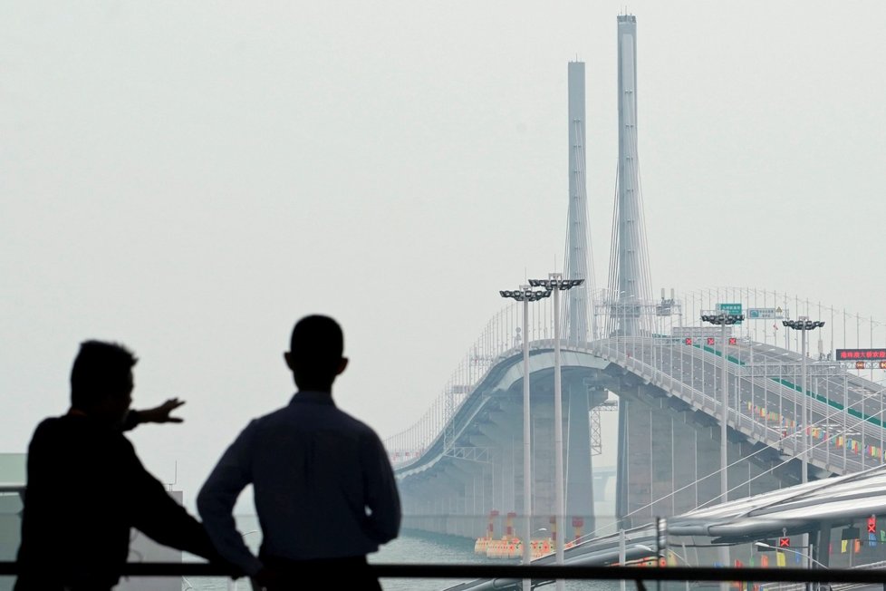 Si Ťin-pching otevřel obří most na jihu Číny.