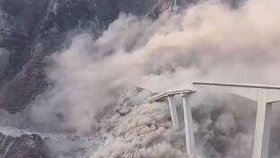 V Číně se zřídil nově vybudovaný most (11.11.2025)