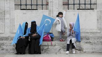 K cestě do tábora stačí šátek či plnovous. Ujgurové jsou zavíráni za projevy víry, naznačují dokumenty 