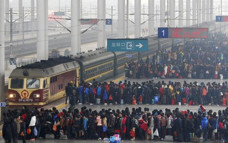 Chce to systém. Nástup do vlaku připomíná v Číně dobře organizovaný vojenský přesun.
