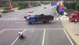 Muž vjel na motorce přímo do nádrže nákladního vozu.
