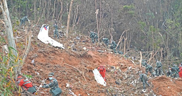 Průlom ve vyšetřování pádu letadla v Čině. Záchranáři našli první černou skříňku