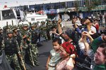 Boje v čínském Urumči: Se stříkačkou v ruce!