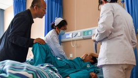 Na této fotografii zdravotnický personál ošetřuje zraněného dělníka v nemocnici po výbuchu v uhelném dole Liushenyu ve městě Changzhi (23. května 2026).