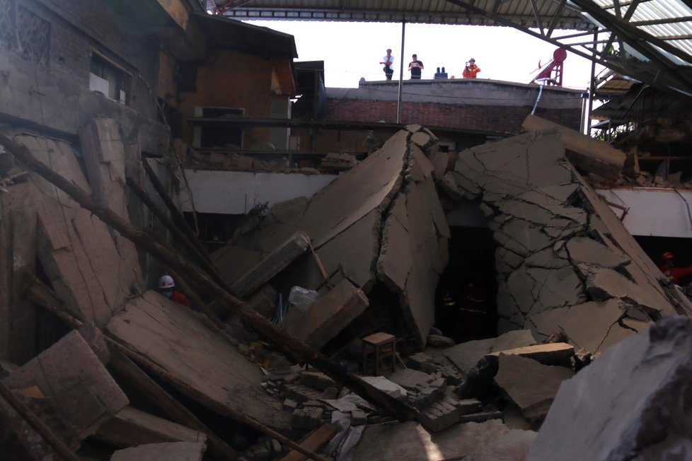 Nejméně 17 lidí přišlo na severu Číny o život při zřícení budovy, v níž se nacházela restaurace.