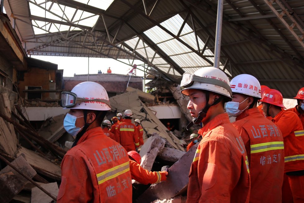 Nejméně 17 lidí přišlo na severu Číny o život při zřícení budovy, v níž se nacházela restaurace.