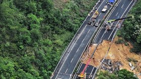 V jihočínské provincii Kuang-tung se propadla část dálnice. Uvězněno zůstalo 20 vozidel, zprávy hovoří o 24 mrtvých. Oblast sužují silné deště.
