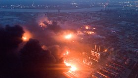 Exploze chemické továrny ve východočínské provincii Ťiang-su si vyžádala 44 mrtvých, dalších 32 lidí je v kritickém stavu.