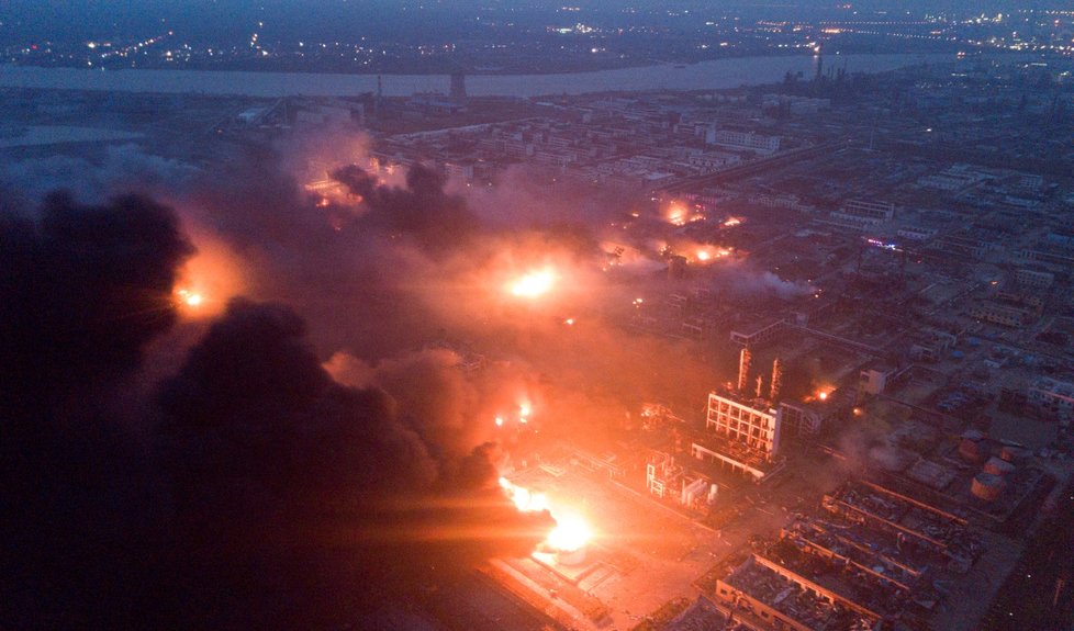 Exploze chemické továrny ve východočínské provincii Ťiang-su si vyžádala 44 mrtvých, dalších 32 lidí je v kritickém stavu.