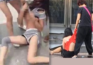 Číňanky mlátí milenky svých mužů na ulici.
