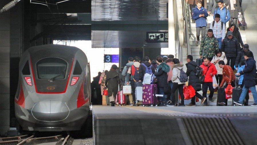 Miliardy Číňanů na novoroční oslavy míří domů. Jezdí hlavně autem nebo vlakem.