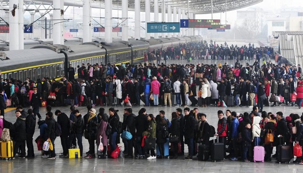 Miliardy Číňanů na novoroční oslavy míří domů. Jezdí hlavně autem nebo vlakem.