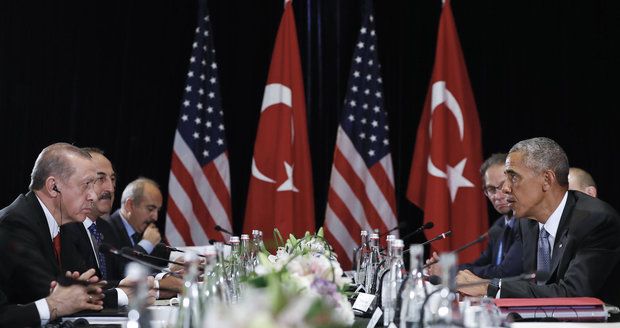 Obama slíbil Erdoganovi pomoc s pučisty. I když to mezi USA a Tureckem skřípe