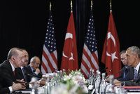 Obama slíbil Erdoganovi pomoc s pučisty. I když to mezi USA a Tureckem skřípe