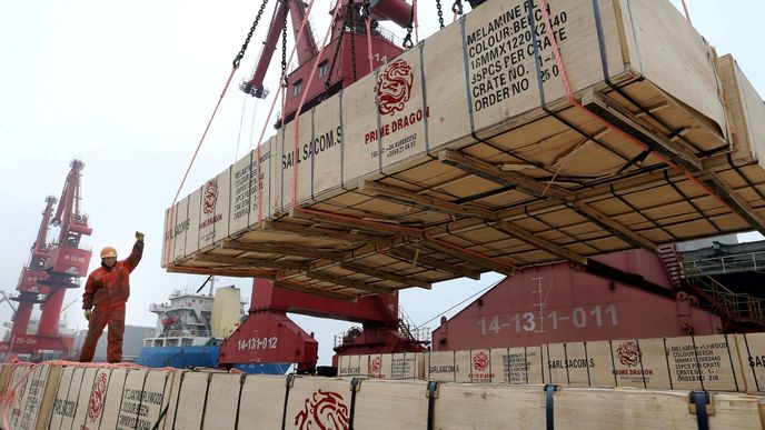 Nakládka zboží v čínském přístavu