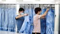 Koronavirus v Číně: Zaměstnanci musí na oběd v ochranném obleku (14.5.2020)