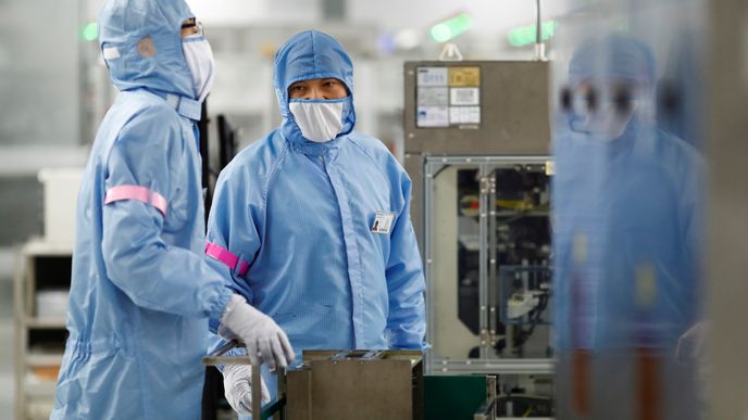 Koronavirus v Číně: Zaměstnanci musí na oběd v ochranném obleku (14.5.2020)