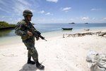 Filipínský voják na pobřeží ostrova Pagasa v Jihočínském moři.