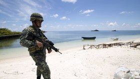 Filipínský voják na pobřeží ostrova Pagasa v Jihočínském moři.
