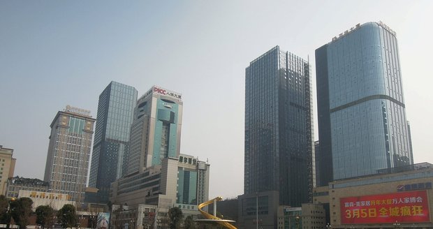 Centrum provinciální metropole je plné mrakodrapů.