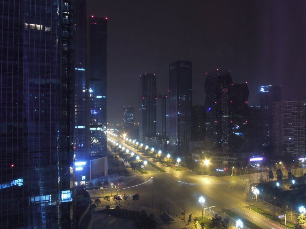 Výhled z výškových budov je parádní. Takhle vypadá v noci.