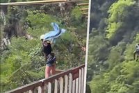 Adrenalin na houpačce skončil smrtí: S dívkou (†16) se utrhlo lano!