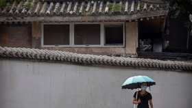 Lidé v čínském Pekingu neodložili v září roušky ani venku (12. 9. 2020)