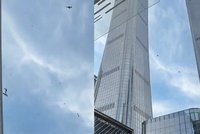 Šok v hlavním městě: Do mrakodrapu narazilo letadlo