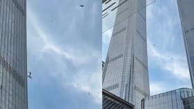 Do mrakodrapu v Pekingu narazilo letadlo.