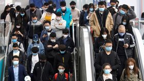 V Pekingu cestují lidé metrem jedině s rouškami (7. 4. 2020)