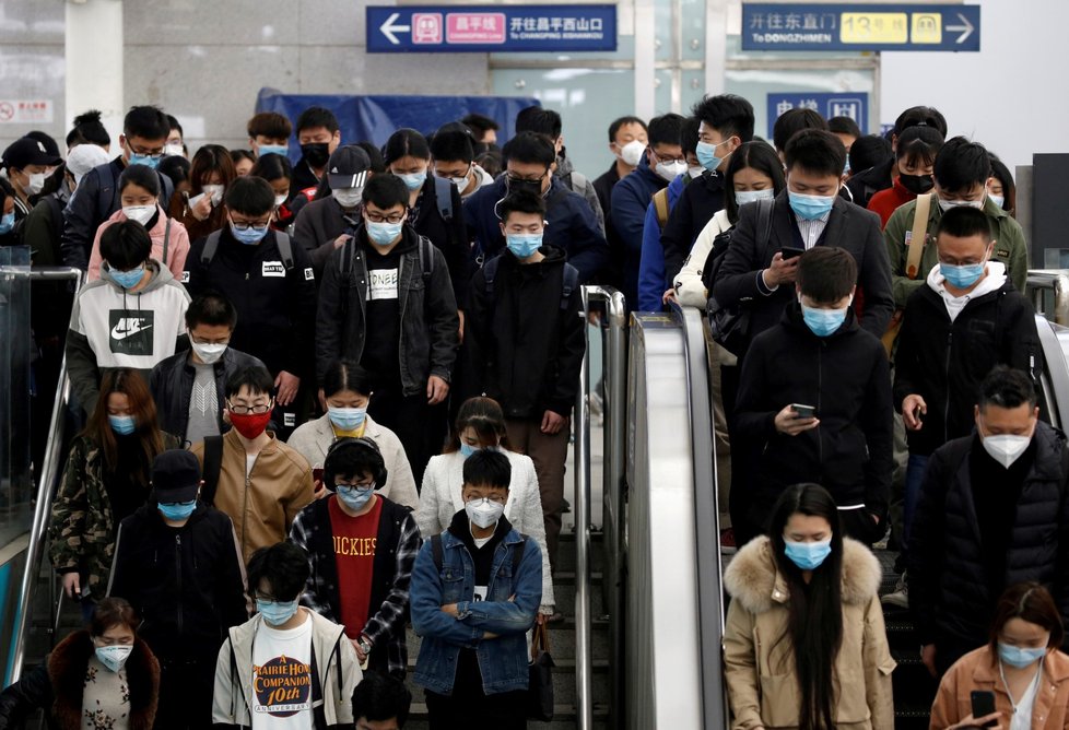 V Pekingu cestují lidé metrem jedině s rouškami (7. 4. 2020)