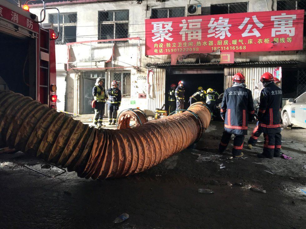 V plamenech na předměstí Pekingu zahynulo 19 lidí.