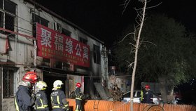 V plamenech na předměstí Pekingu zahynulo 19 lidí.