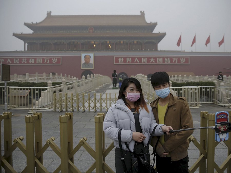 Smog často dusí i přední pekingské dominanty, jako Náměstí nebeského klidu.