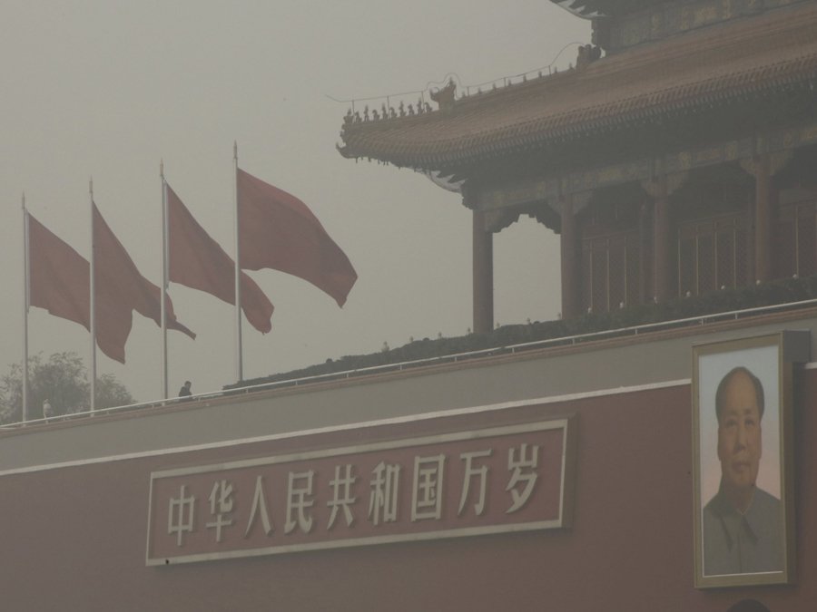 Smog často dusí i přední pekingské dominanty, jako Náměstí nebeského klidu.