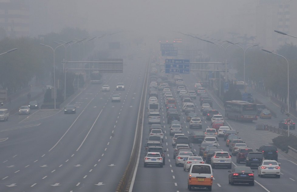 S příchodem zimy zahalila Peking neprostupná vrstva smogu (26. 11. 2018).