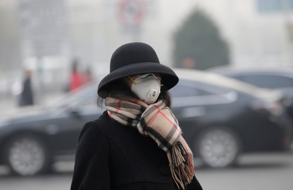 Se smogem pravidelně zápasí i Peking, lidé jsou dokonce nuceni nosit roušky (zima 2018)