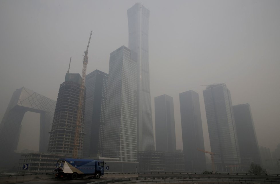 S příchodem zimy zahalila Peking neprostupná vrstva smogu (26. 11. 2018).