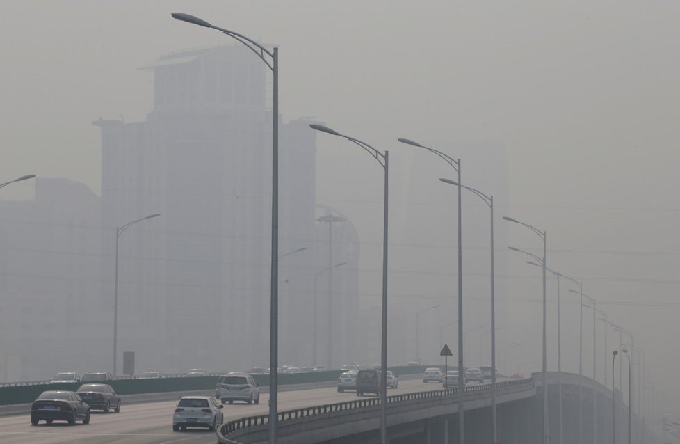 Se smogem pravidelně zápasí i Peking, lidé jsou dokonce nuceni nosit roušky (zima 2018)