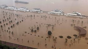 Ničivé povodně v Číně: První oběti, 11 pohřešovaných a 60 tisíc evakuovaných