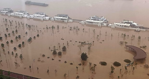 Ničivé povodně v Číně: První oběti, 11 pohřešovaných a 60 tisíc evakuovaných