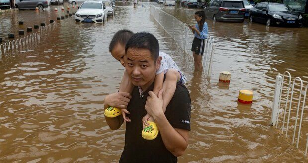 Nejhorší deště za 140 let: Záplavy v čínském Pekingu mají 20 obětí, další lidi marně hledají