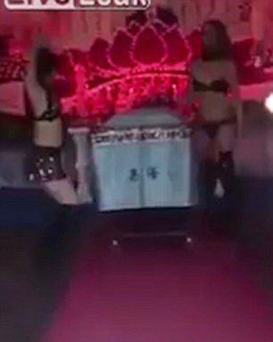 Na pohřbu v Číně se můžete pokochat striptérkami. Úřady se snaží trend vymýtit.