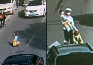 Dítě kličkovalo mezi auty na rušné silnici. Zachránil ho policista.