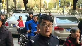 Čínský policista na ulici umlátil psa, tyčí ho bil dlouhé tři hodiny.